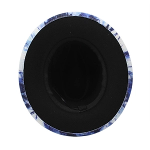 Vista interna del cappello fedora in feltro con fascia tergisudore ed etichetta di cura
