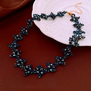 Collier ras du cou perles fleurs irrégulières en cristaux vert foncé et fermoir doré