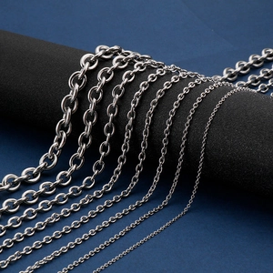 Detalle macro que muestra varios grosores de cadenas de eslabones de acero al titanio