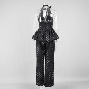 Vue détaillée du haut dos nu à pois et du pantalon large assorti sur un mannequin