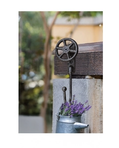 Gancho de pared industrial de hierro fundido vintage en madera con decoro lavanda