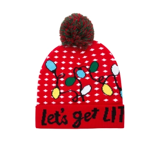 Bonnet de Noël en tricot avec texte 'let's get LIT', pompon et motifs d'ampoules