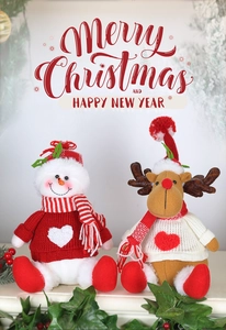Détail de poupées de Noël en peluche avec bonhomme de neige et renne en tricot
