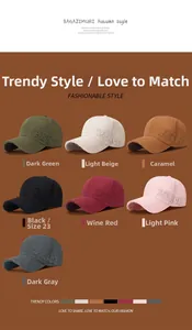 Vue détaillée de casquettes de baseball usées avec broderie PEACE en sept couleurs variées