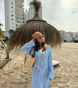 Blaues Strick-Maxikleid mit V-Ausschnitt und Blumenmuster für den Strandurlaub