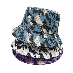 Lot de trois bobs licorne pour hommes et femmes en couleurs bleu, beige et violet clair