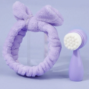 Set de cepillo facial pata de gato morado con cerdas suaves y diadema de lazo a juego