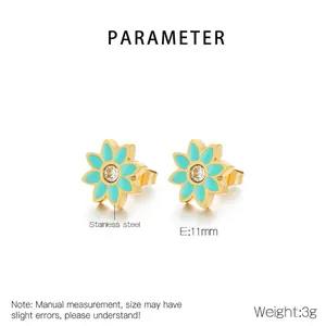 Vue détaillée de boucles d'oreilles lotus vintage avec émail bleu et centres en zircon