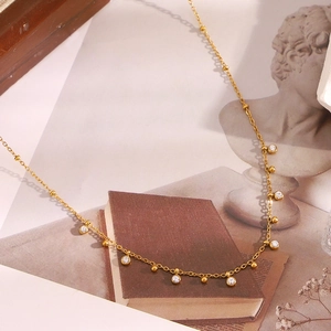 Détail du collier en acier inoxydable plaqué or 18K avec zircons et perles