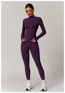 Detailansicht der Sportjacke mit Daumenlöchern und hoch taillierter Thermo-Leggings