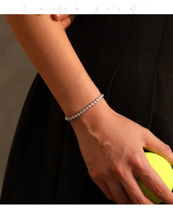 Close-up van de S925 zilveren tennisarmband met VVS1 moissanite stenen om de pols