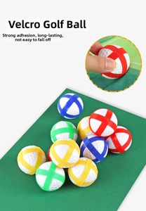 Primer plano detallado de pelotas de golf de velcro de colores para juegos de interior