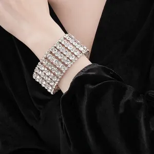 Bracelet manchette large argenté luxueux avec six rangées de cristaux ronds scintillants