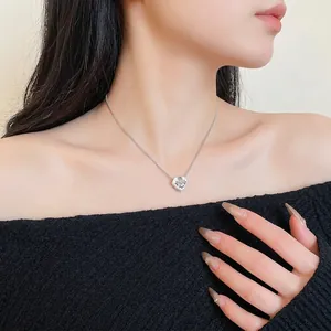 Elegante Edelstahl-Herzkette mit Kronen-Emblem und weißer Emaille-Einlage für Damen