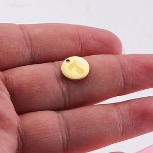 Polished 18K gold-plated stainless steel round pendant with engraved number 7