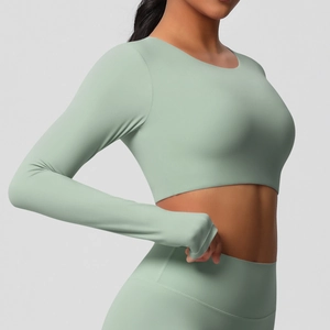 Ensemble de yoga vert sauge avec haut court rembourré et legging à taille haute