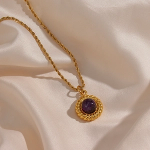 Gros plan du collier plaqué or 18K avec pendentif agate violette sur soie