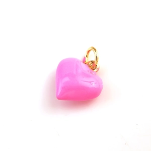 Makroaufnahme des 3D-Herzanhängers in Rosa mit Goldöse für DIY-Schmuck