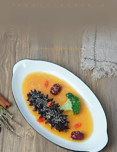 Detalle de llavero realista de pepino de mar con brócoli y sopa en miniatura