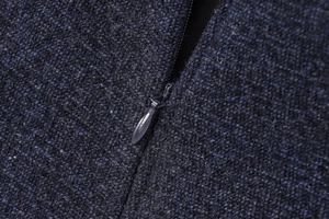 Vue macro du tissu en tweed bleu marine avec détail de fermeture éclair invisible