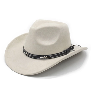 Detail eines beigen Cowboyhutes aus Wildlederimitat mit schwarzem Lederband und Ziernähten