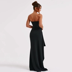 Elegantes schwarzes schulterfreies Abendkleid mit sexy rückenfrei mit einem hohen Seitenschlitz