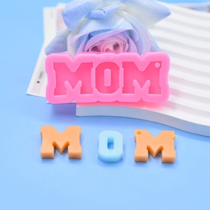 Stampo in silicone rosa MOM per portachiavi con lettere in resina su vassoio