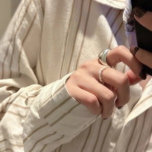 Schicker S925 Sterlingsilber Ring mattiert mit Perlenarmband Set an der Hand