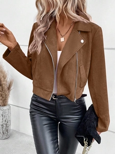 Detail einer braunen Wildlederimitat-Jacke mit Reverskragen und silbernem Reißverschluss