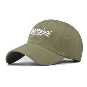Dettaglio del cappellino da baseball verde oliva con ricamo bianco Dartmouth Since 1993