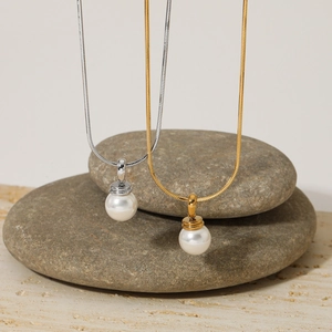Collana a catena serpente con pendente di perla in oro e argento su pietre