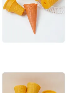 Dettaglio macro di coni gelato finti con trama a griglia realistica e foro centrale