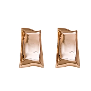 Orecchini geometrici in metallo oro rosa con texture fluida e finitura lucida
