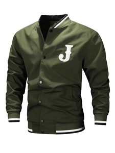 Detail van geborduurde J-patch en geribbelde kraag op een groen heren varsity jack