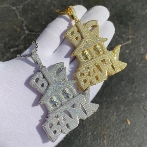 Nahaufnahme der Gold und Silber Hip-Hop-Schildanhänger mit BIG $$ BANK Zirkonia-Inlay