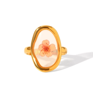 Vintage 18K gold-plated stainless steel ring featuring a pink dried flower in oval resin