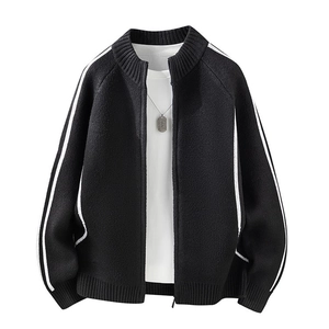 Herren Strickjacke in Schwarz mit weißen Akzenten und Stehkragen, lockere Passform