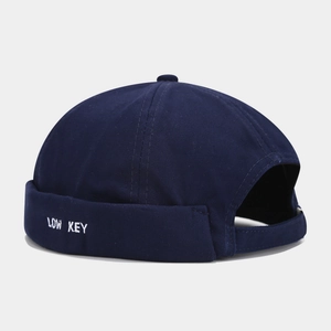 Détail du bonnet miki bleu marine avec broderie blanche LOW KEY sur coton résistant