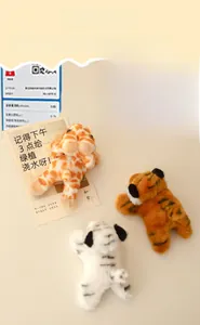 Simpatici magneti animali in peluche con giraffa e tigri su sfondo crema neutro