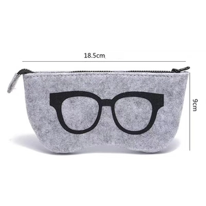 Custodia per occhiali in feltro grigio con cerniera nera e misure 18,5cm x 9cm