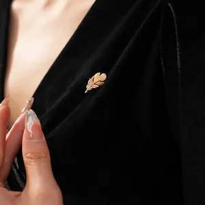 Brushed Gold Plated Feather Brooch Pin Elegant Copper Micro Pave Zircon Corsage For Women Vintage Jewelry Accessory