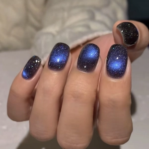 Short starry night cat eye press-on nails with blue-black gradient and glitter finish