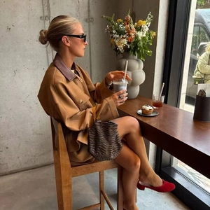 Damenjacke in Khaki mit Lederkragen im modischen Oversize-Streetwear-Look für Frauen