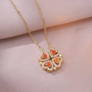 Collier trèfle à quatre feuilles doré avec zircons rouges et cristaux étincelants