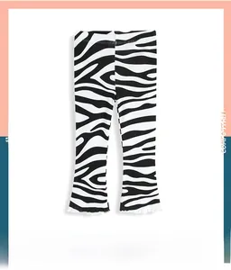 Détail du legging évasé zébré pour filles avec texture tricotée élastique et ourlet à volants