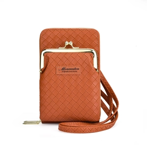 Vue détaillée du sac pour téléphone en cuir PU marron tissé avec fermoir doré