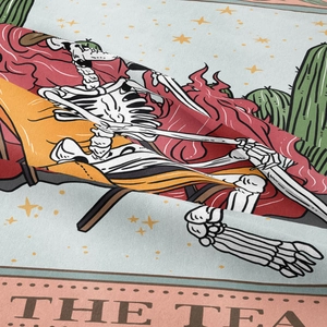 Détail de tapisserie tarot douce avec illustration de squelette THE TEA et cactus