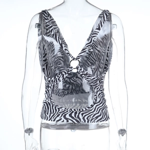 Détail d'un crop top zébré sexy avec dos en V profond et connexion par anneau métallique
