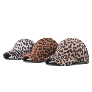 Tre cappellini da baseball in cotone con stampa leopardata in grigio, marrone e kaki