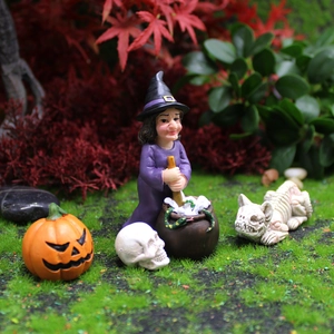 Halloween Miniaturfiguren Set mit Hexe, Kürbis und Totenkopf auf grünem Moos